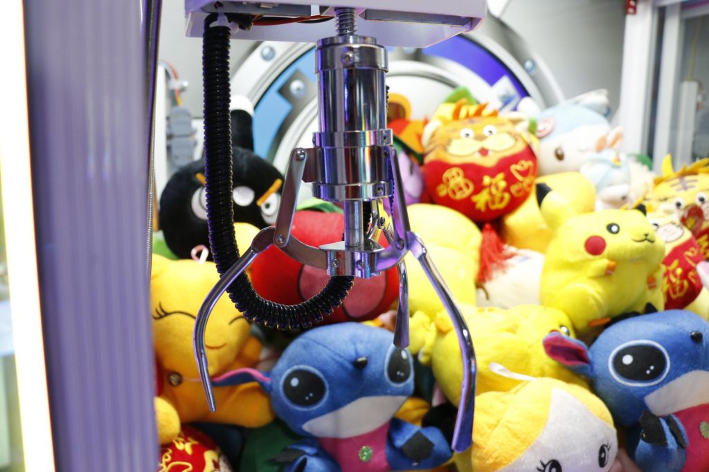 как вытащить игрушку из автомата с первого раза